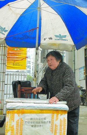 11月4日，张景珍在馒头摊前等待顾客。新华社记者 李安摄