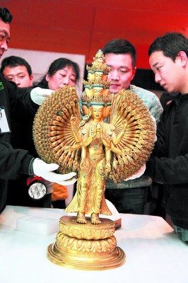 　昨日上午，湖南省博物馆，来自西藏的珍贵文物十一面千手千眼观音像开箱亮相，工作人员在仔细检查有998只手的观音像。邱晓峰 摄