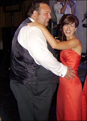 蒙哥马利2010年参加朋友婚礼时，在舞池中遇到身材很好的伴娘海莉・道尔。