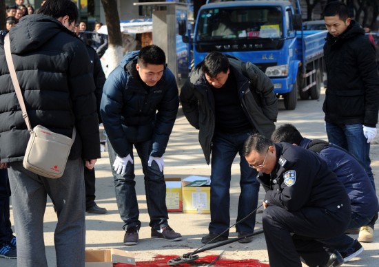 图文:南京警员在抢劫案发现场勘查