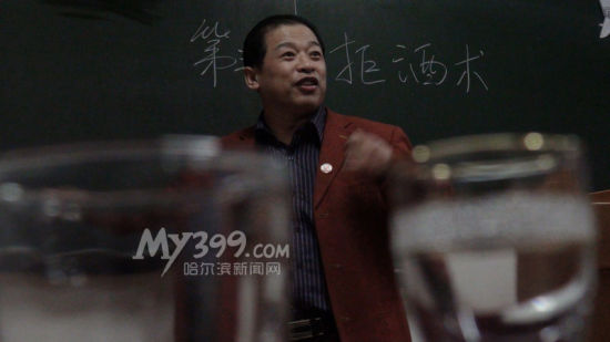 讲授“拒酒术”。 哈尔滨新闻网记者 牛显达 摄