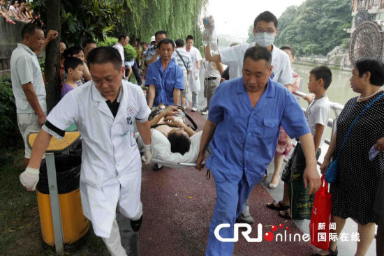 2012��7��12�����磬�ڳɶ�����԰����·�غӵ��̻����ϣ�һ40�����ҵ����Ӿƺ������ϵ����Լ���С���ϻ�����һ����10�������ҵĿ��ӣ����Ӷ�¶�˳��������120�ϵ��������������͵�ҽԺ���ȡ�ͼƬ��Դ��cfp�� 