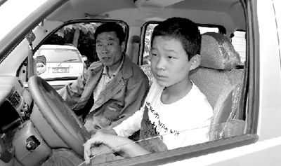 “叔叔，我错了。等我18岁以后，我一定考取驾驶证后再开车。”小家伙耷拉着脑袋，满脸后悔。