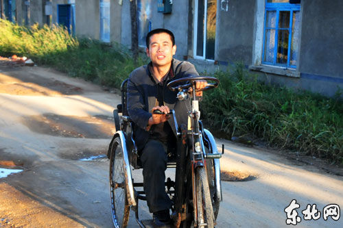 残疾小伙轮椅车上修鞋养活病重父亲(图)|残疾小