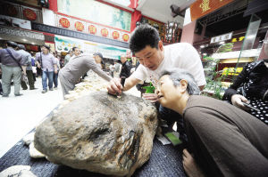 赌石现场.记者 邵丹 摄  市民淘宝.