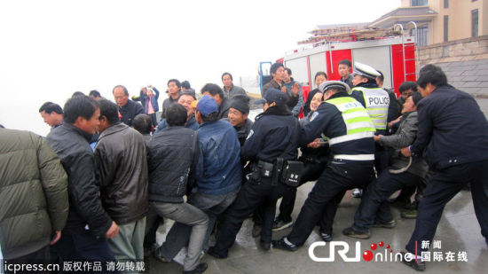 2012年12月15日下午12点45分左右,位于钱塘江北岸的海宁市盐官景区南排枢纽以东200米处,一辆正在为加固海塘的吊臂工程车在沿海塘自东向西行驶至出口处时,因刹车不及冲入钱塘江中,驾驶员未能及时逃离被压车下身。 图片来源:王超英/东方IC 2012年12月15日下午12点45分左右,位于钱塘江北岸的海宁市盐官景区南排枢纽以东200米处,一辆正在为加固海塘的吊臂工程车在沿海塘自东向西行驶至出口处时,因刹车不及冲入钱塘江中,驾驶员未能及时逃离被压车下身。 图片来源:王超英/东方IC