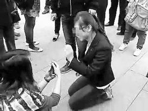 2011年4月26日 现代快报：4月23日上午，在苏州工业园区天虹广场前，网友发现一男一女跪爬着，一旁还有人监督。任凭路人怎样劝说，跪爬的女孩称销售业绩没完成自愿的，不愿起来。