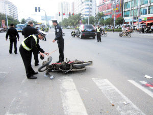 无证司机酒驾无牌摩托车致1死1伤(图)|酒驾|酒