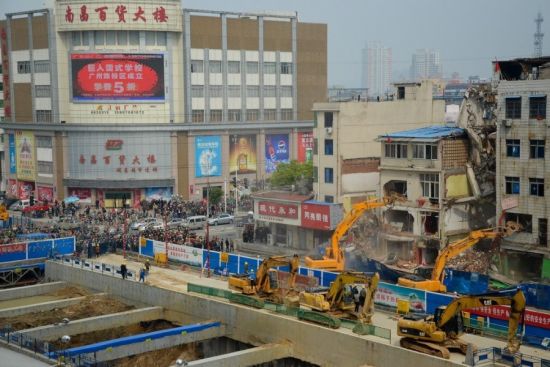 3月28日，江西省南昌市北京东路与上海北路交叉口，强拆现场。
