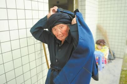 付素清老人加减衣服,动作利落。 付素清老人加减衣服,动作利落。