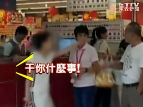 女子不满所购<em>丝袜</em>破洞 骂退众人终被换货(图)|