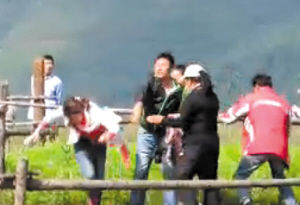 ��Ƶ����ʾ�����ж�ζ�Ů�οͽ���Ź��