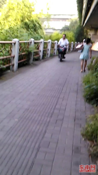 ����һ���ﳵһ�߽����쵽�㵵�£���С���ṩ��Ƶ��ͼ��