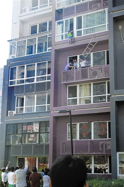 女童撕开窗纱爬出窗外悬挂20分钟获救(组图)