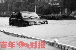 汽车在水中行驶。