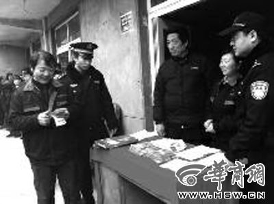 昨日,在被盗公司院内,工人们拿到了自己的工资 本报记者 杨德合 摄 昨日,在被盗公司院内,工人们拿到了自己的工资 本报记者 杨德合 摄