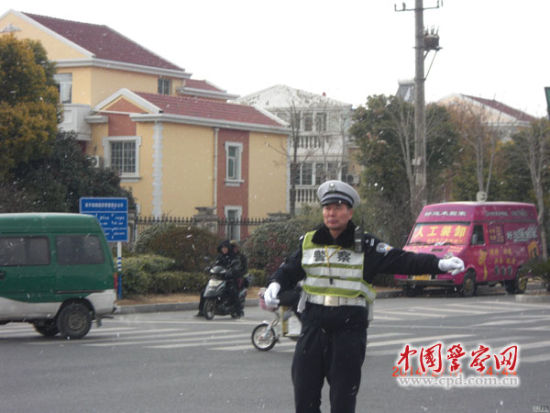 江苏南通老交警挂着尿袋风雪中执勤(组图)|交警