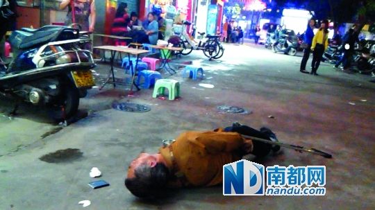 前日傍晚，禅城区东方广场一牛杂店旁，一年轻男子与老年乞丐发生冲突。视频截图（受访者供图）
