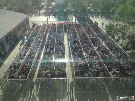 北京地铁早高峰乘客排队进站。