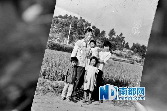秦女士保存着20多年前和儿子在一起的照片。南都记者 刘有志 摄