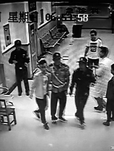 肇事者特征 法拉利跑车驾驶员为男性,20-30岁,身高1.7米左右,短发,偏瘦,在医院时着灰白色上衣外套,深色裤子视频截图 肇事者特征 法拉利跑车驾驶员为男性,20-30岁,身高1.7米左右,短发,偏瘦,在医院时着灰白色上衣外套,深色裤子视频截图