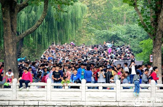 十月一日的济南市动物园，用人山人海来形容最为恰当。(齐鲁网记者 白少光 摄)