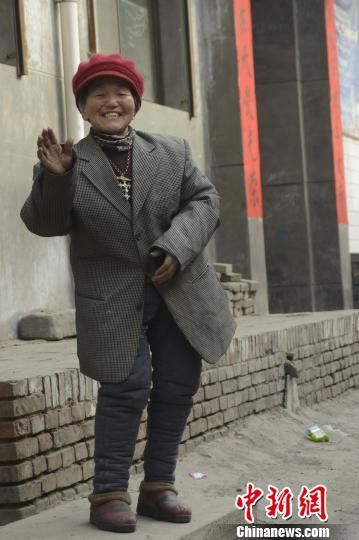 山西晋中祁县九汲村的孔珍兰40年坚持收养遗弃儿童，迄今已收养了40余个孩子。 武俊杰 摄
