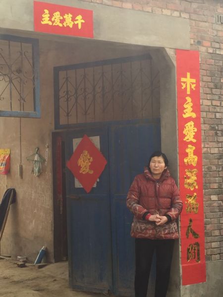 快过年了,母亲杨素珍,每天早上都会习惯性到门口张望,倚门望子归,9年