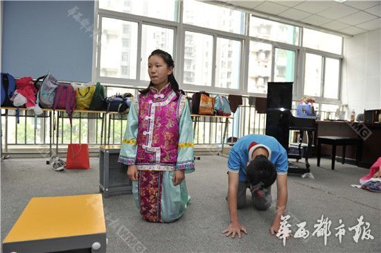 学生排练中下跪