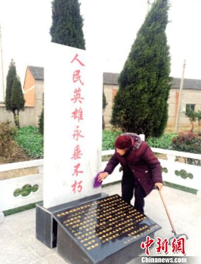 图为镇江103岁老人凌秀英祭扫两位无名烈士。