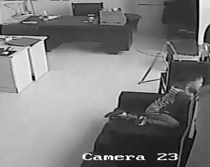 三岁男孩被早教中心关禁闭 为寻出口爬窗坠楼(图)