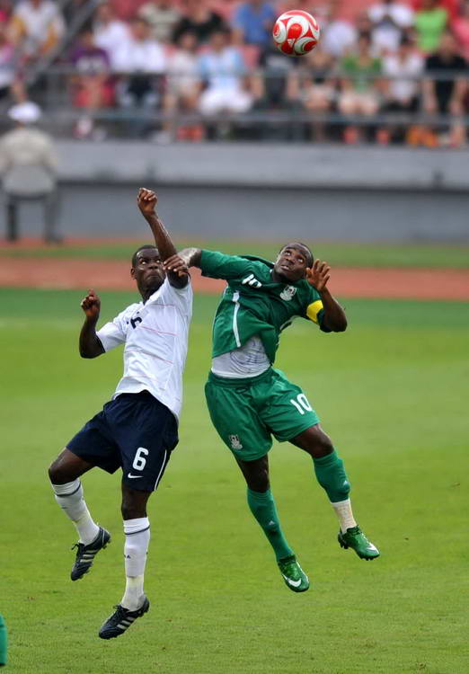 图文:美国尼日利亚球员争抢足球