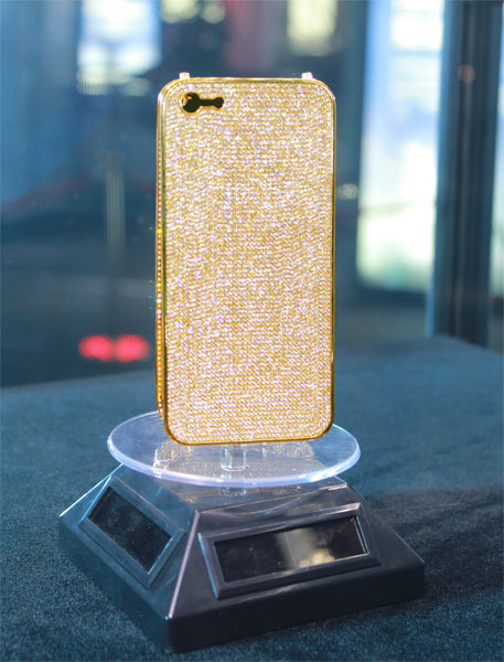 土豪金手机壳亮相上海 镶嵌40克拉钻石价值128万