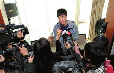 刘翔接受众多媒体采访