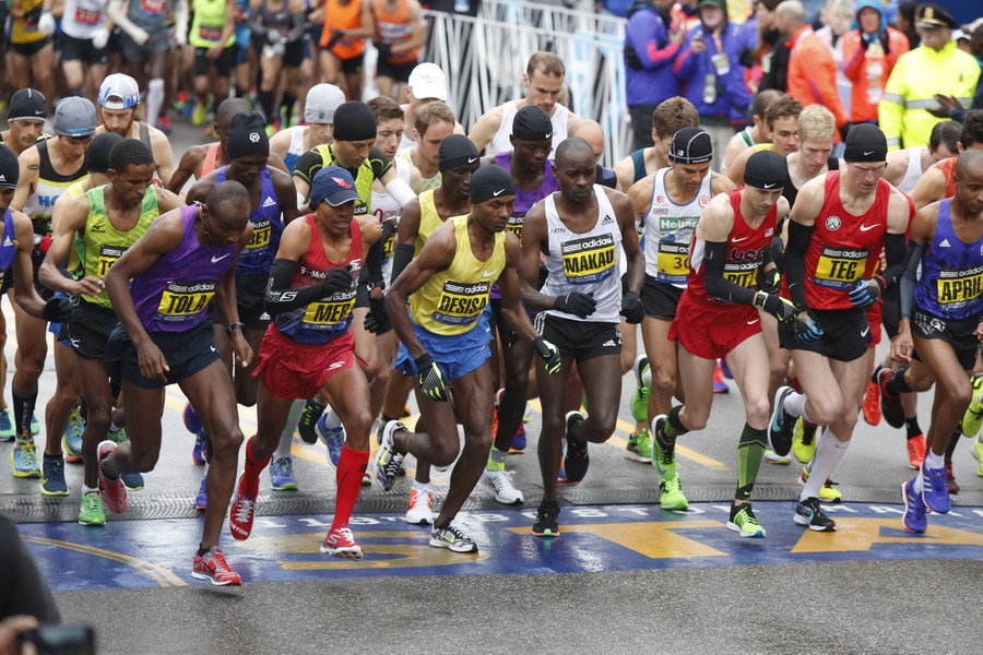 第119届波士顿马拉松赛在美国波士顿举行