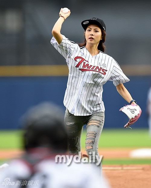 组图：韩星朴志胤助阵棒球比赛帅气开球
