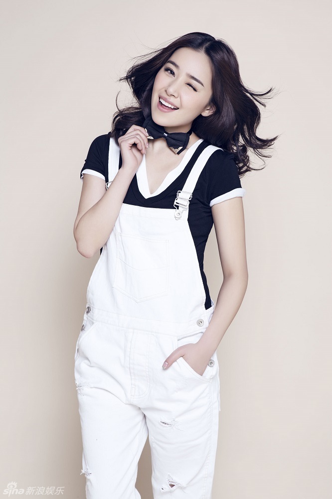 组图：阚清子写真背带裤嘟嘴掀萝莉风