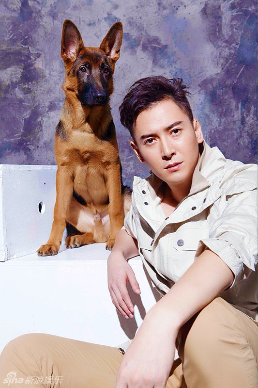 组图：韩栋携名犬拍摄写真 帅气硬朗展型男魅力