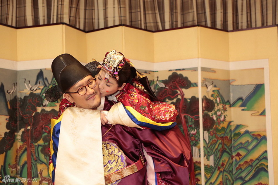 组图：许茹芸首尔婚礼似韩剧 穿艳红韩服吻老公