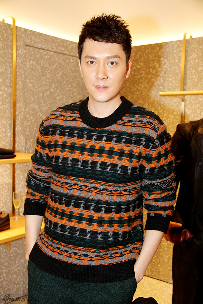 组图：冯绍峰时尚品牌开幕剪彩 新戏即将开拍