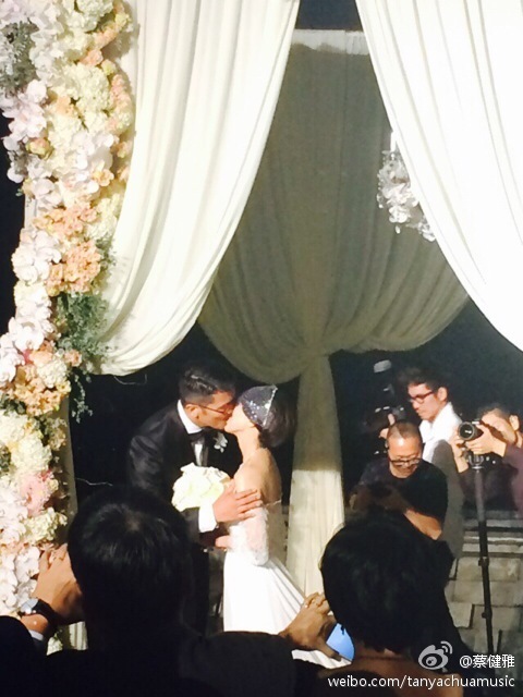 组图：许茹芸婚礼现场热吻老公 彭顺李心洁亮相