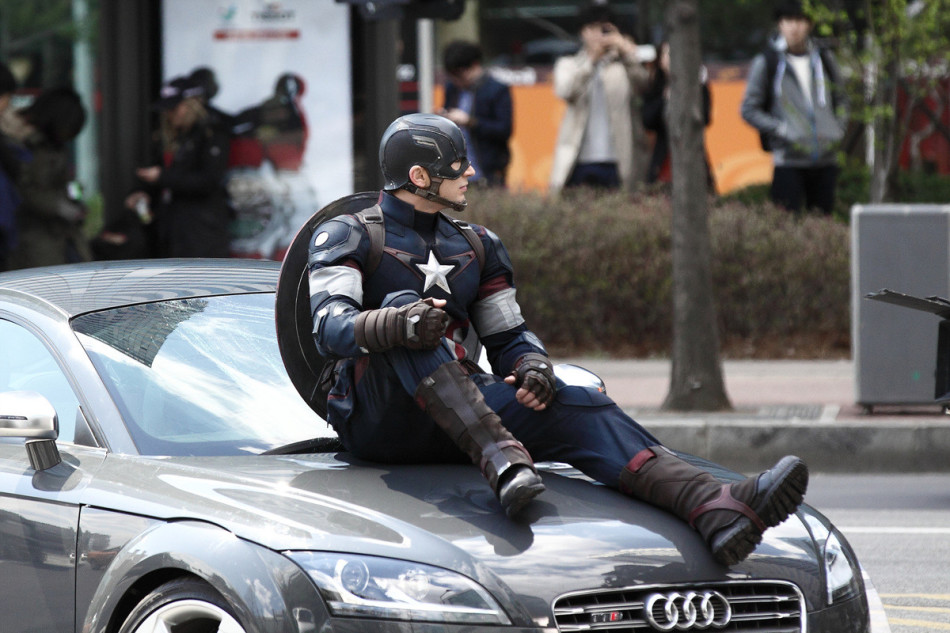 组图：埃文斯《复联2》片场照 两个美队比帅气