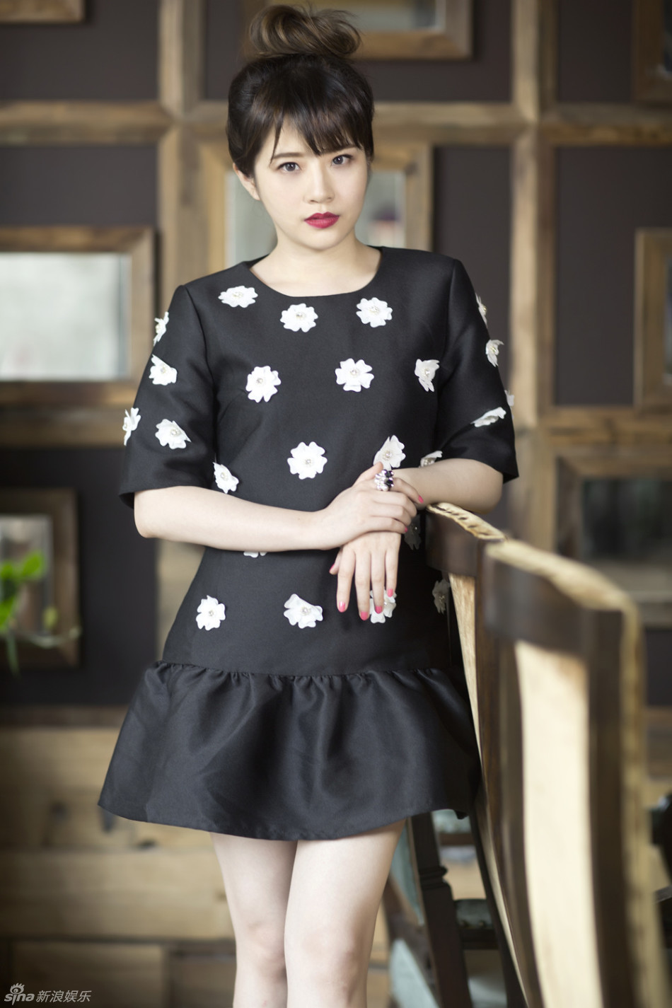 组图：香香复古红唇造型写真曝光 气质优雅动人