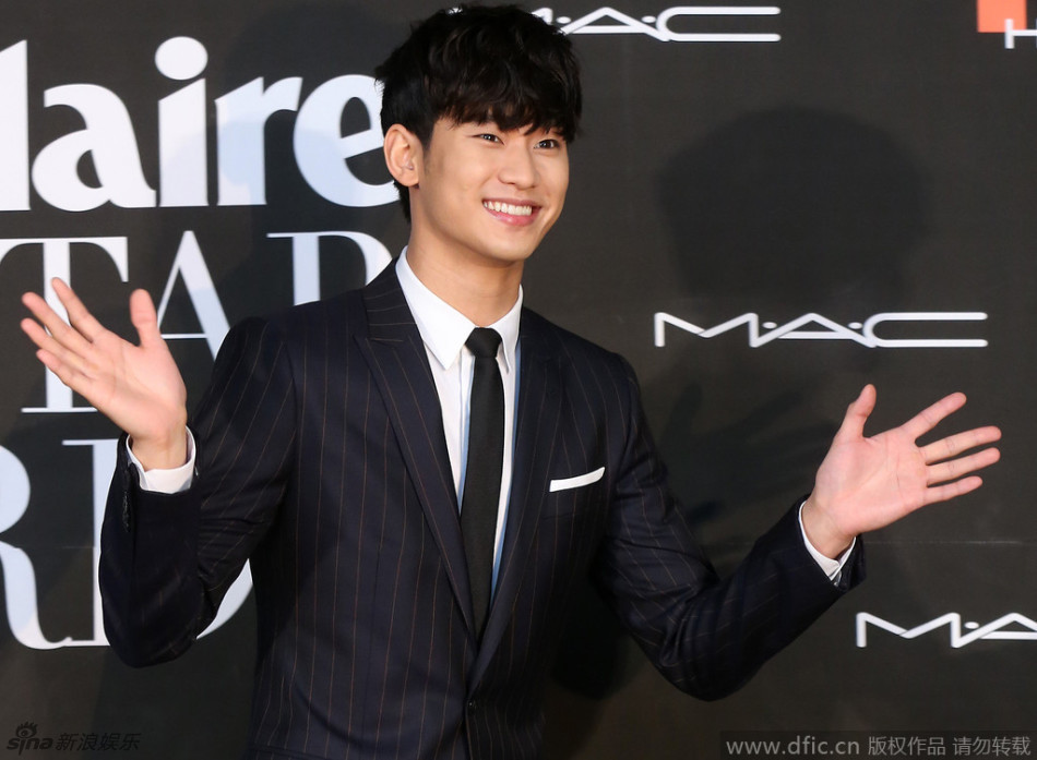 组图：金秀贤憨笑走红毯 表情搞怪秀长腿显萌态