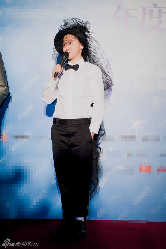 组图：大山时尚活动玩混搭 黑纱遮面不失鬼马