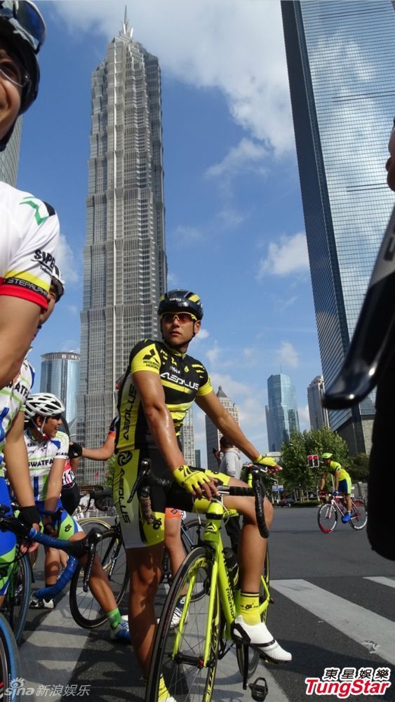 组图：彭于晏请吃大闸蟹 崔始源陈家乐开心