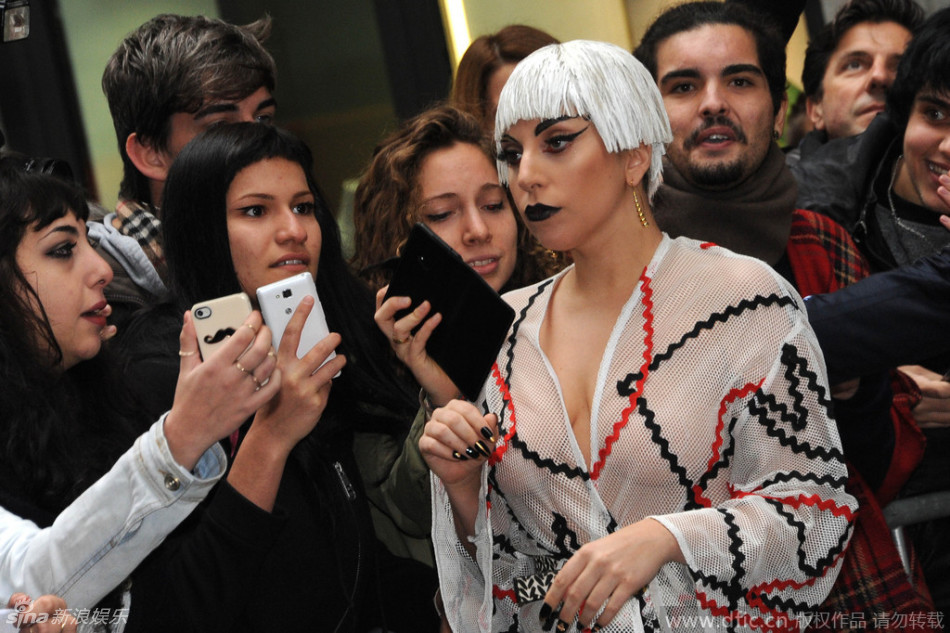 组图：Lady Gaga薄纱透视装G奶惹火 黑唇似妖女