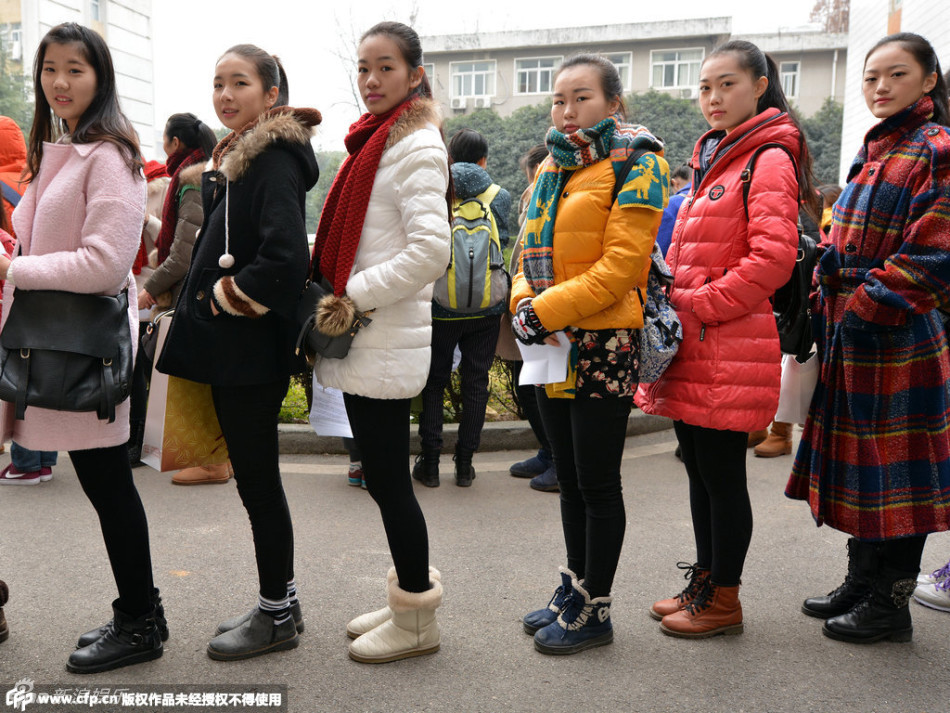 组图：2015年湖北省艺考开考 考生裸妆测形体
