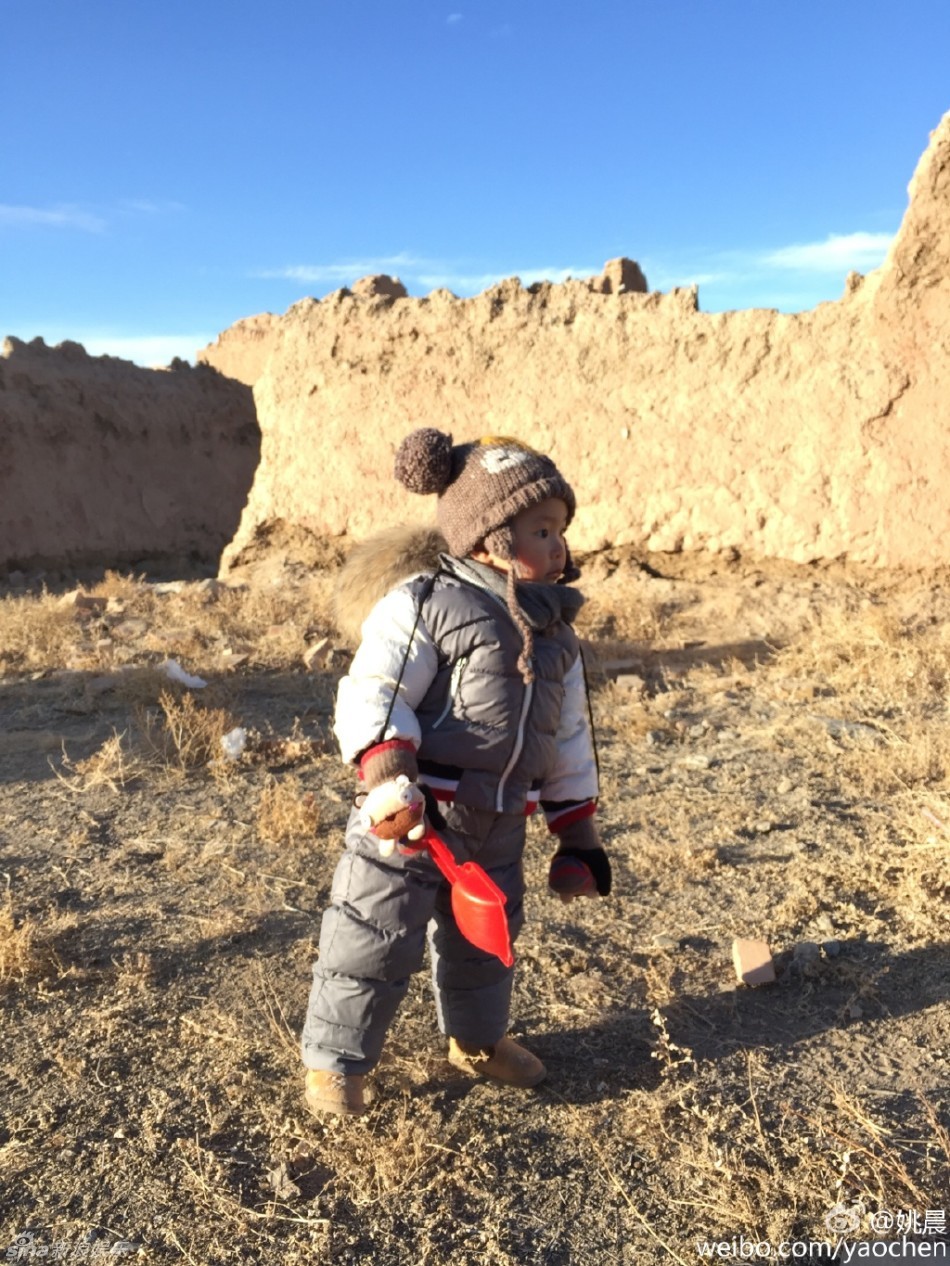 组图：小土豆陪妈妈姚晨拍戏 铲沙玩小脸冻通红