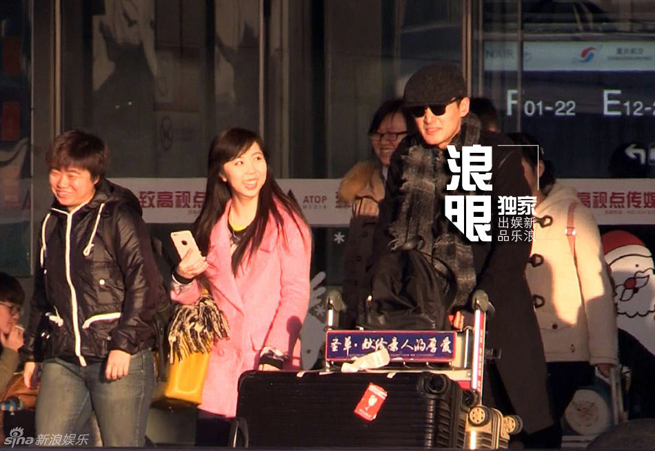 独家：胡歌撇江疏影独自回京获美女粉丝接机